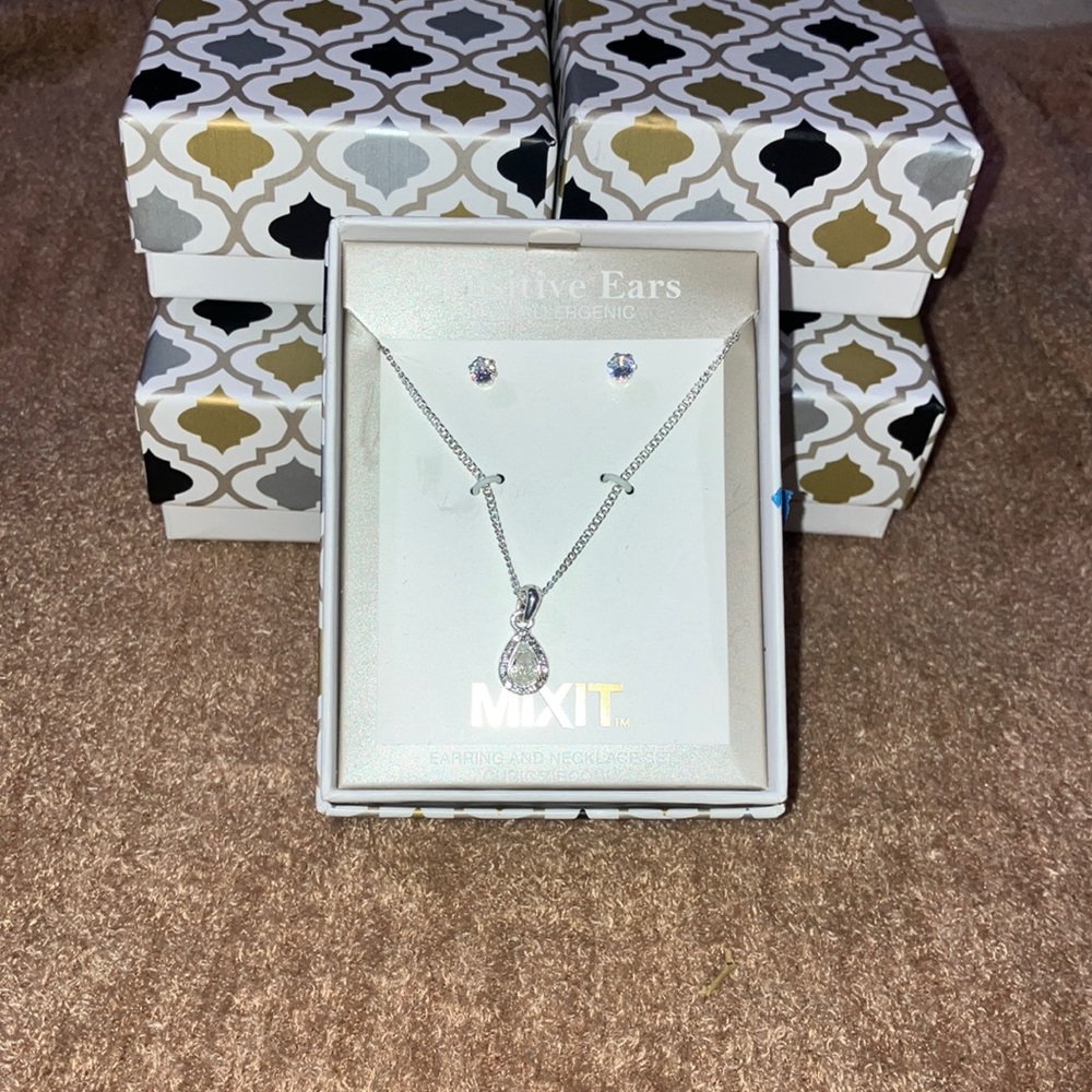 Teardrop Necklace with earrings